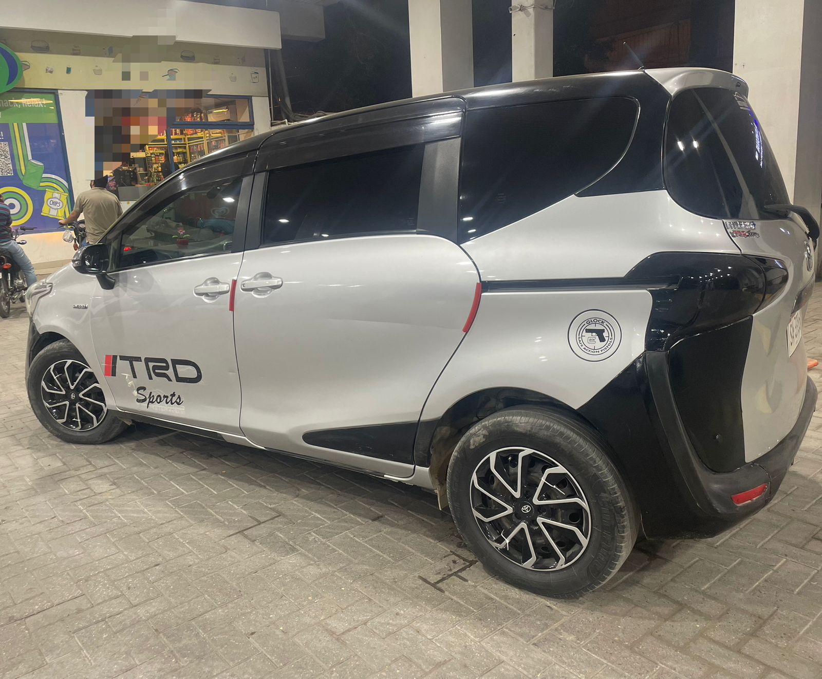 
								Toyota: Sienta Hybrid full									