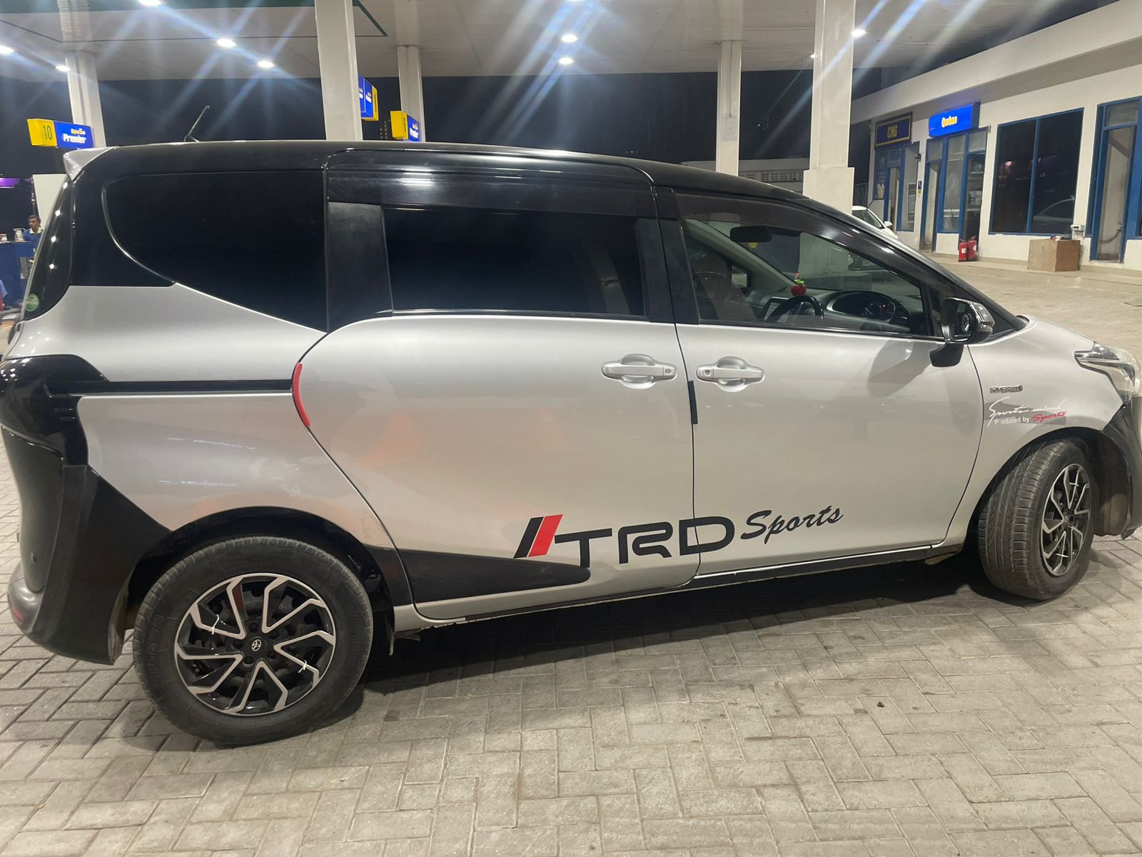 
								Toyota: Sienta Hybrid full									