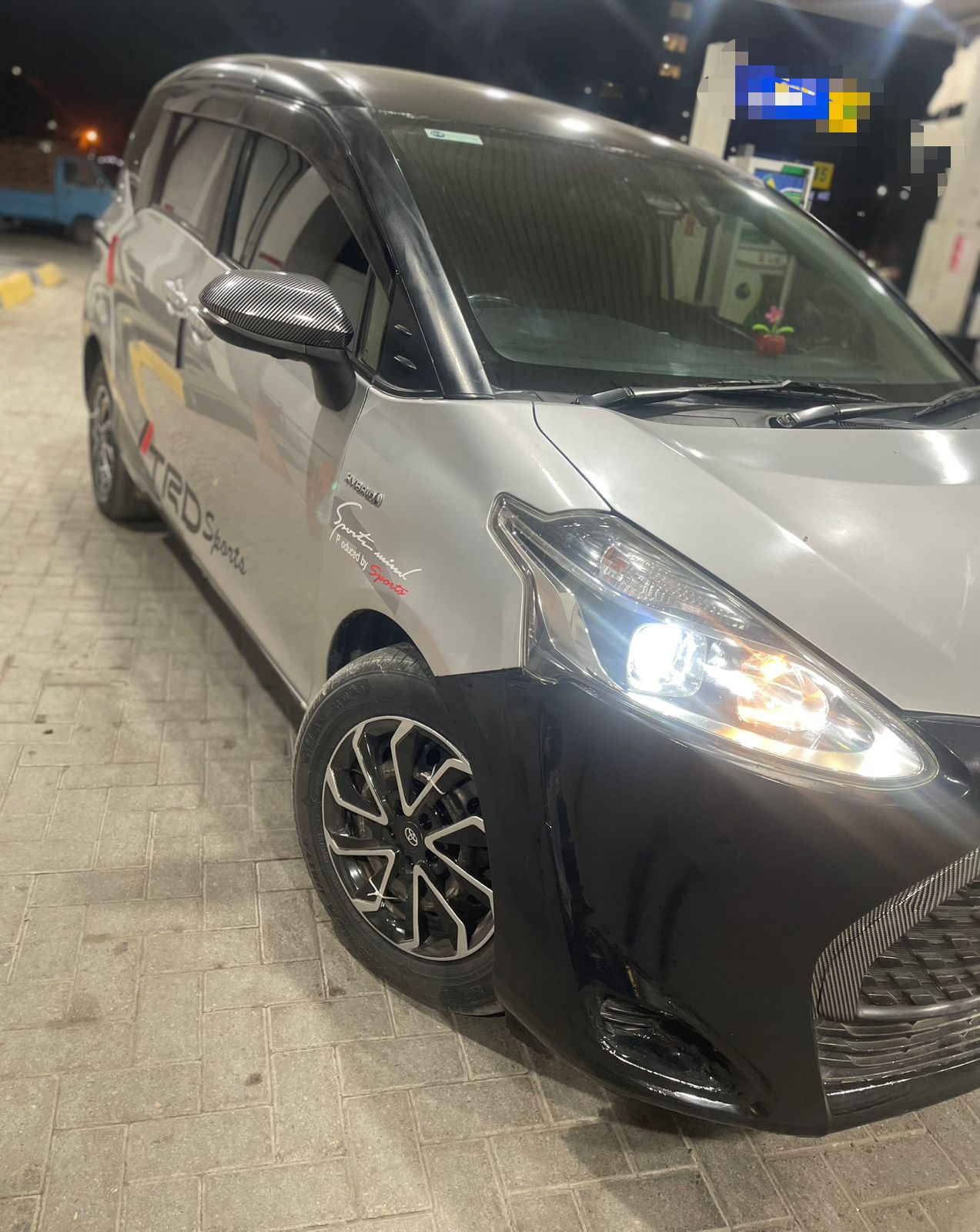 
								Toyota: Sienta Hybrid full									