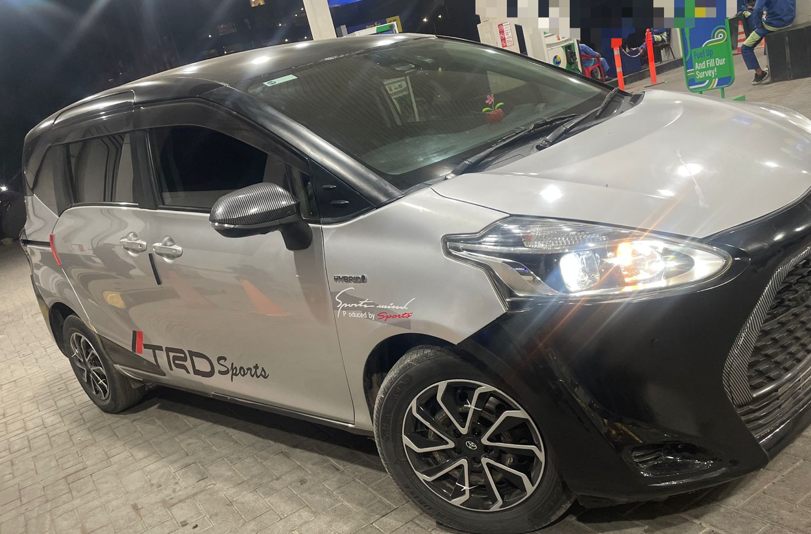 
								Toyota: Sienta Hybrid full									