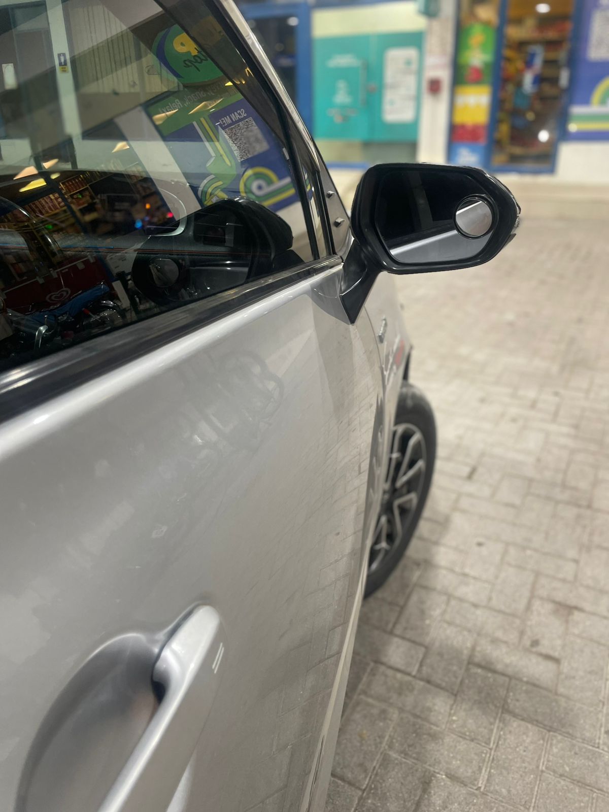 
								Toyota: Sienta Hybrid full									
