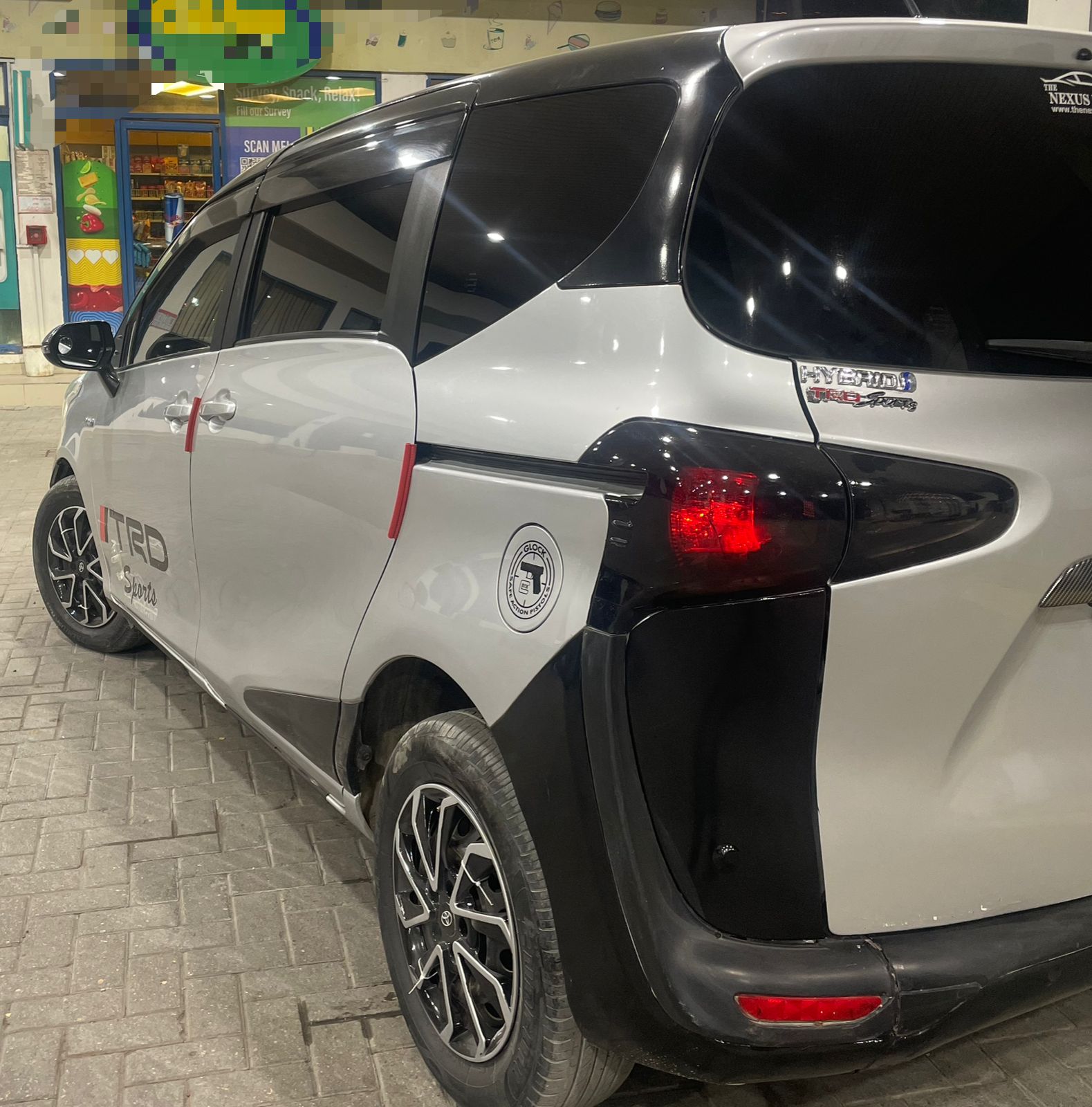 
								Toyota: Sienta Hybrid full									